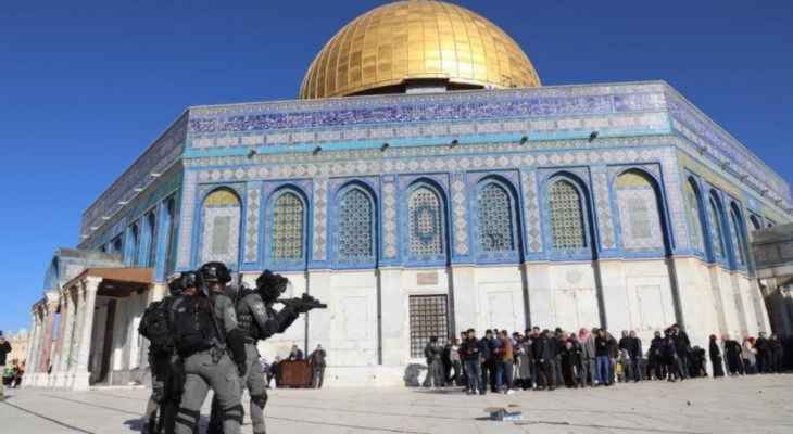 مجموعة من المستوطنين تقتحم باحات المسجد الأقصى تحت حماية قوات الاسرائيلية