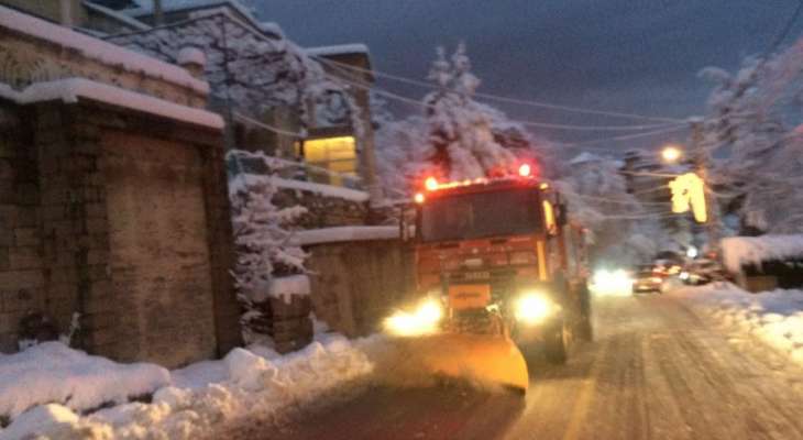 فتح طريق بعبدات المروج بعد قطعها بسبب تراكم الثلوج 