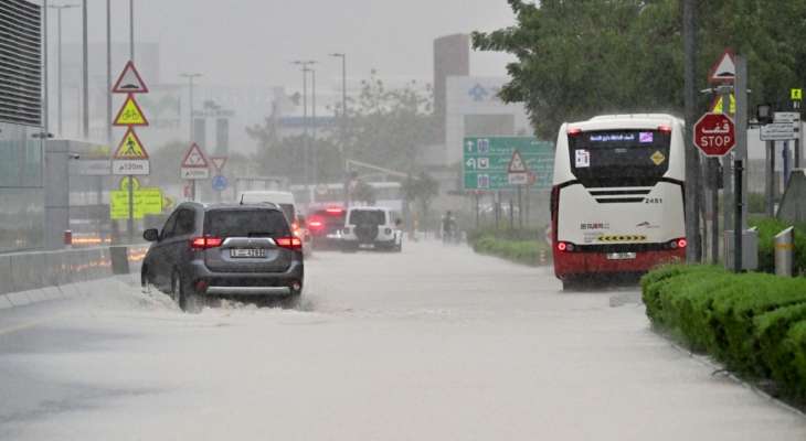 مطار دبي الدولي يحوّل مسار رحلات الوصول بعد أمطار غزيرة أغرقت المدينة