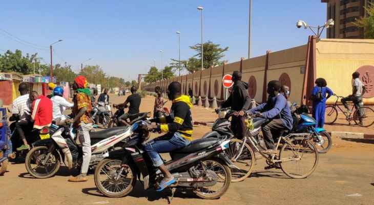 محتجون يحرقون وينهبون المقر الرئيسي لحزب رئيس بوركينا فاسو