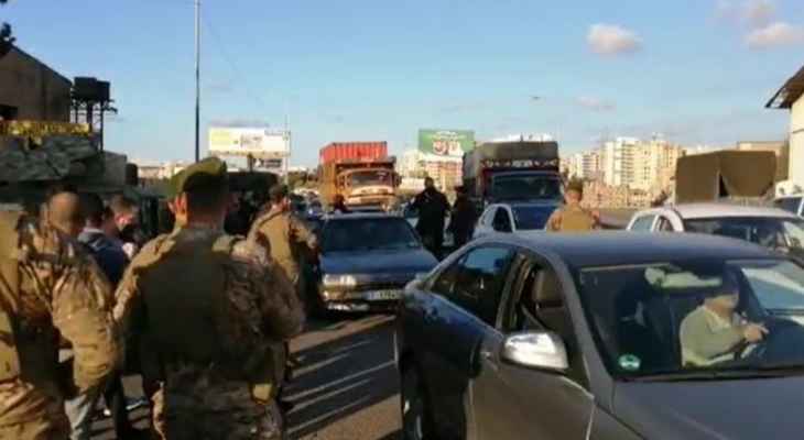 محتجون قطعوا طريق جسر البالما الذي يربط طرابلس ببيروت وقد عمل الجيش على إعادة فتحها