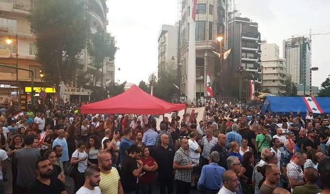 المتظاهرون يضيئون الشموع في ساحة ساسين بالأشرفية ويرفعون الصلاة على نية لبنان