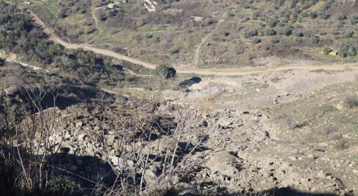 قوى الأمن: انزلاق الصخور والاتربة يتسبب بقطع طريق كفرنبرخ وادي الست