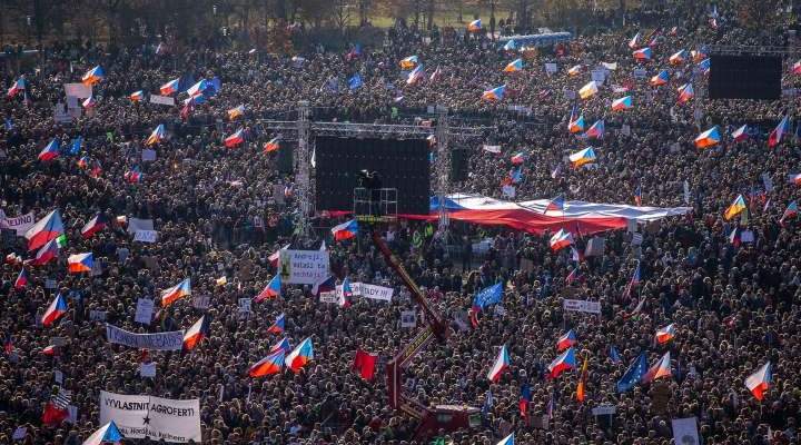 أكثر من 200 ألف تشيكي تظاهروا في براغ ضد رئيس الوزراء
