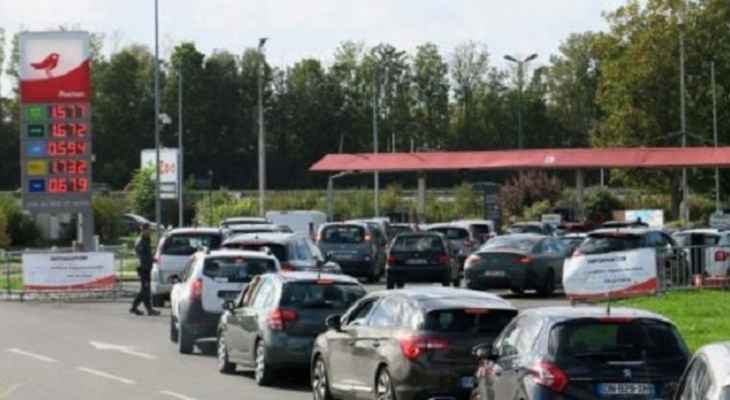 إعلام فرنسي: اعتقال خمسة أشخاص باعوا الوقود بالقرب من المحطات بسعر 3.5 يورو لليتر