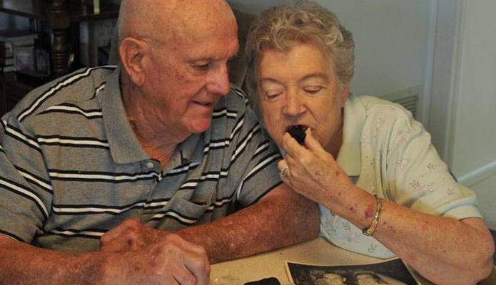 زوجان ياكلان من كعكة زفافهما التي صنعت عام 1955