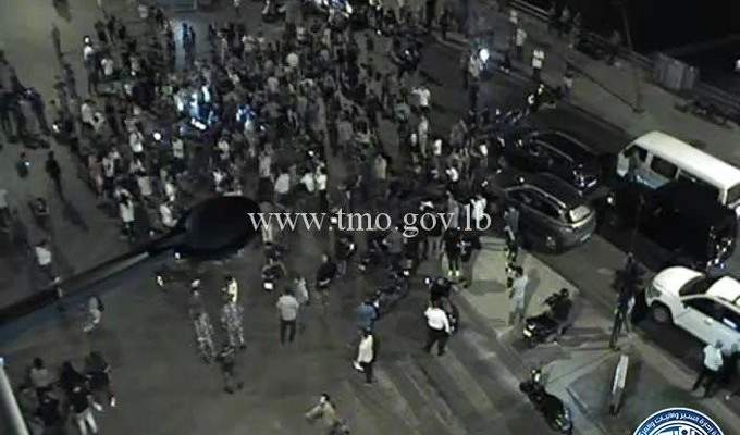 التحكم المروري: قطع السير على تقاطع الصيفي بيروت من قبل بعض المحتجين