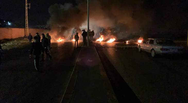 إقفال طريق المصنع- شتوره بالإطارات المشتعلة تضامنا مع الحراك في طرابلس
