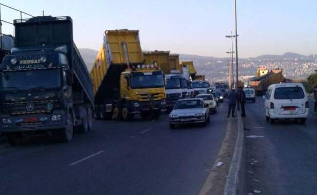  اعتصام لاصحاب الشاحنات على طريق الاوزاعي محلة المدورة بالاتجاهين 