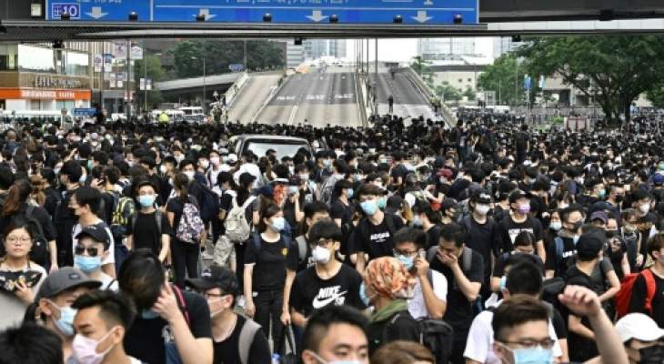 مئات المحتجين يشاركون بمسيرة بهونغ كونغ اعتراضا على تأجيل الانتخابات