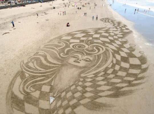 فن الرسم على الرمال يحول الشواطئ إلى معارض مفتوحة