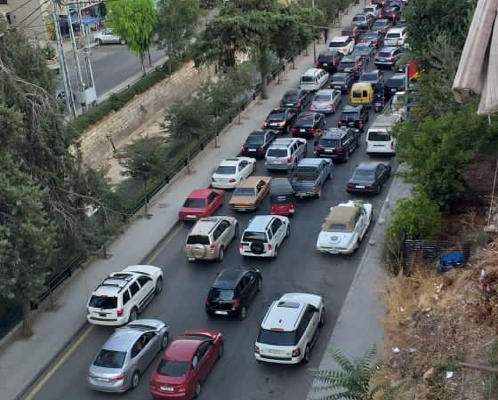 النشرة: حركة سير غير مسبوقة بمدينة زحلة بسبب طوابير السيارات على محطات المحروقات