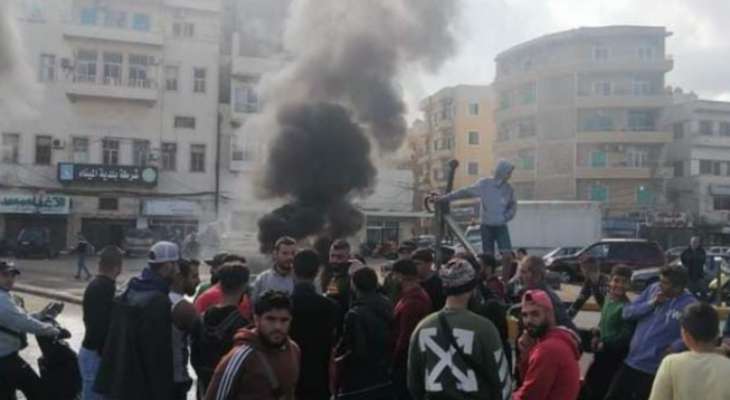 اصحاب بسطات قطعوا الطريق امام مركز شرطة بلدية طرابلس احتجاجا على قرار بإزالتها