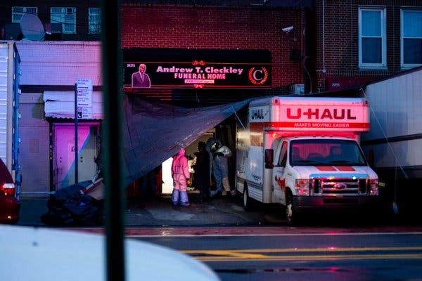 سلطات نيويورك تفتح تحقيقا بعد العثور على عشرات الجثث داخل شاحنات