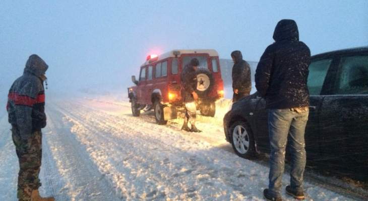 الدفاع المدني أنقذ حوالى مئة آلية حاصرتها الثلوج على طريق ترشيش زحلة 