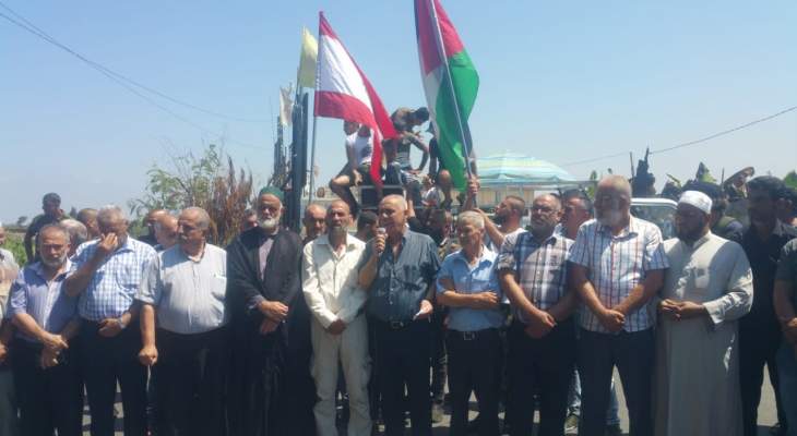 النشرة: اعتصام بمخيم الرشيدية احتجاجا على قرار وزير العمل بحق العمال الفلسطينيين