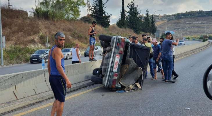 النشرة: انقلاب سيارة أجرة بعد ارتطامها بالحاجز الوسطي على أوتوستراد الزهراني