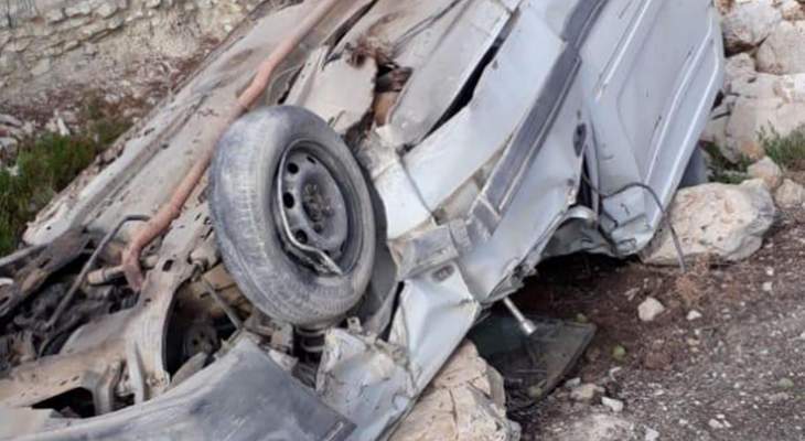 النشرة: جريح نتيجة انحراف سيارة من نوع رابيد وانقلابها في بلدة ايزال في الضنية