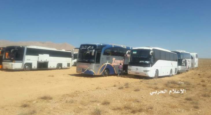 بدء تجمع الحافلات التي ستقل مسلحي داعش عند معبرالشيخ علي بجرود القلمون