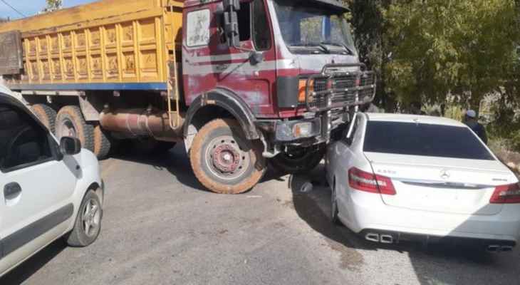 النشرة: إصابة سوري في حادث سير بين شاحنة وسيارة على طريق مرج الزهور- الحاصباني