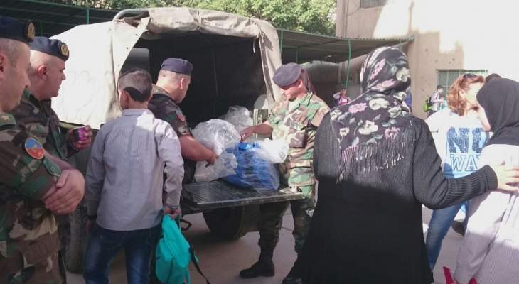 الجيش يوزع خصص غذائية لعدد من العائلات في طرابلس