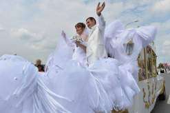  300 روسي يحملون طرحة زفاف طولها أكثر من 3.5 كيلومترات 
