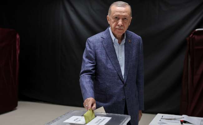 أردوغان أدلى بصوته بالانتخابات التركية: لا مشاكل بالتصويت وآمل بأن تكون النتيجة جيدة لمستقبل البلاد