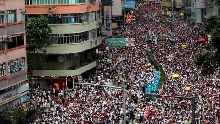 مئات المتظاهرين يحتشدون أمام مبنى البرلمان في هونغ كونغ