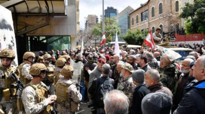 وفد من المعتصمين أمام مصرف لبنان التقى سلامة وأمهل حتى الإثنين لتحقيق المطالب لاسيما بما خص "صيرفة"