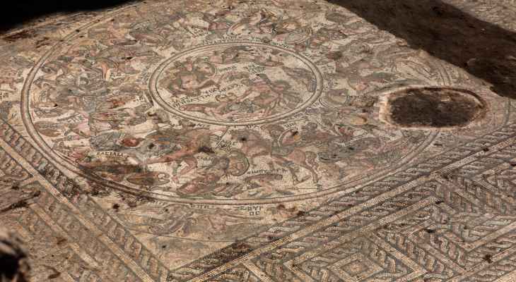 الكشف عن لوحة فسيفساء نادرة في وسط سوريا يتجاوز عمرها الـ 1600 عام