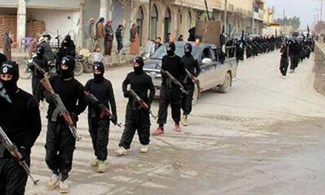التايمز: شنق مسلح تابع لتنظيم داعش انتقاما لنحر صبي في بلدة سورية