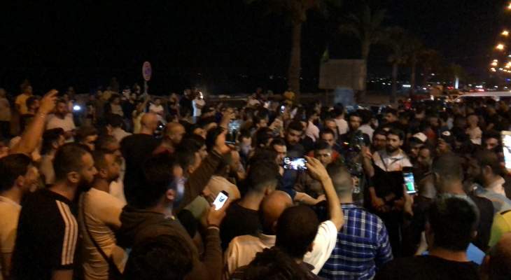 المتظاهرون ينتشرون بكثافة في شارع المصارف وأمام وزارة الاتصالات