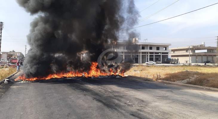 قطع الطريق عند مفرق بلدة كوشا- عكار بالإطارات المشتعلة من قبل محتجين