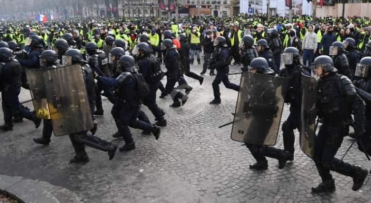  الشرطة الفرنسية تستخدم خراطيم المياه وقنابل الغاز لتفريق المتظاهرين وسط باريس