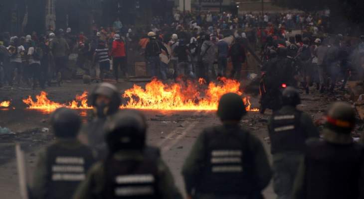 استمرار الاشتباكات العنيفة بين المتظاهرين وقوات الأمن في فنزويلا