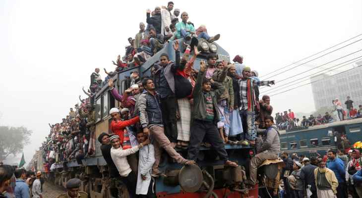 بنغلادش تحظر السفر على أسطح القطارات