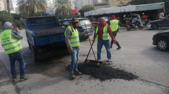 بلدية صيدا باشرت حملة تزفيت الحفر الكبيرة في شوارع المدينة
