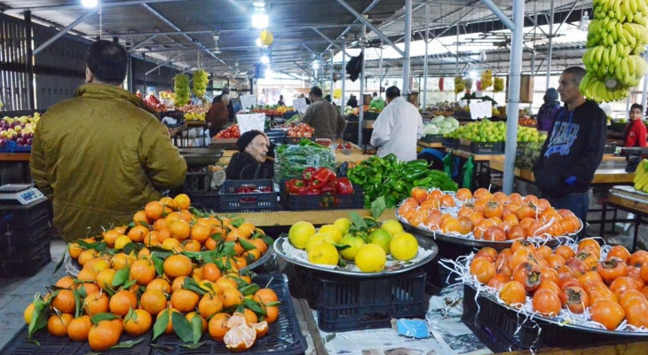 جنون في أسعار الخضار والفواكهة: هل تلجأ الحكومة لتثبيت أسعار السلع الغذائية الأساسية؟
