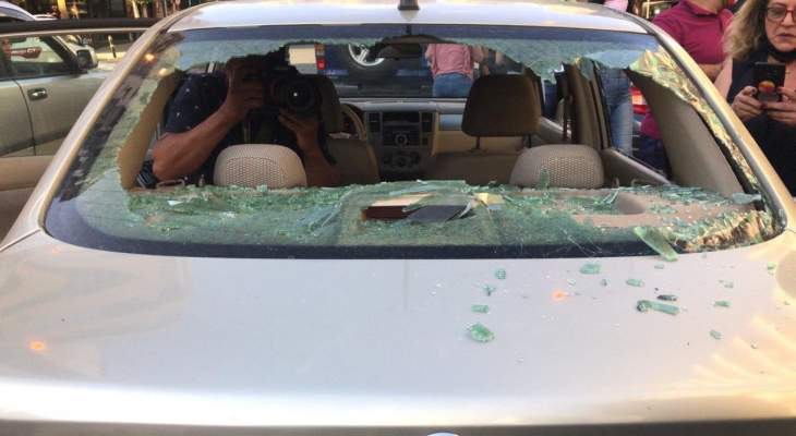 الإعتداء على عدد من المتظاهرين وتكسير سياراتهم في محيط عين التينة