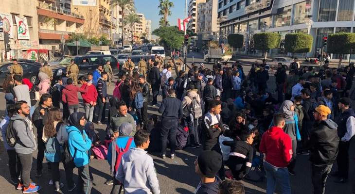 النشرة: المحتجون في ساحة إيليا يستنكرون توقيف عدد من الأشخاص 