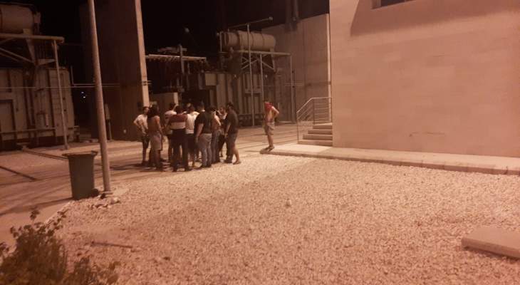 النشرة: شبان غاضبون يقتحمون محطة تحويل الكهرباء في عبرا