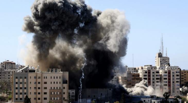 انهيار برج الجلاء الذي يضم مكاتب إعلامية في غزة بعد استهدافه بصواريخ إسرائيلية