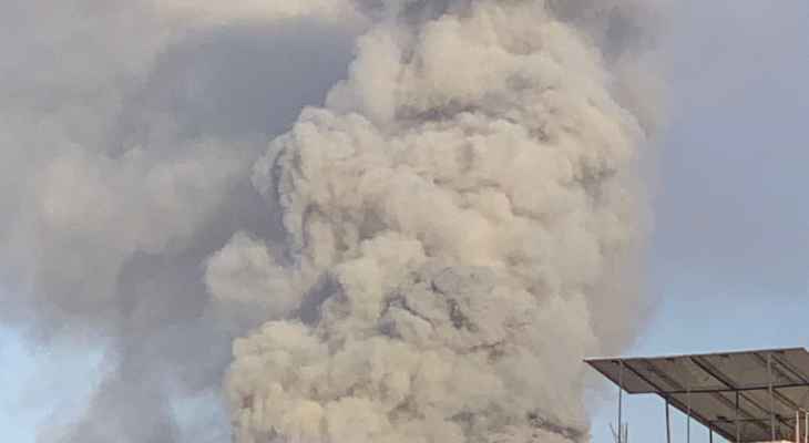 النشرة: حريق ضخم في معمل سجاد في بلدة زفتا الجنوبية ومناشدات للمساعدة بإخماده