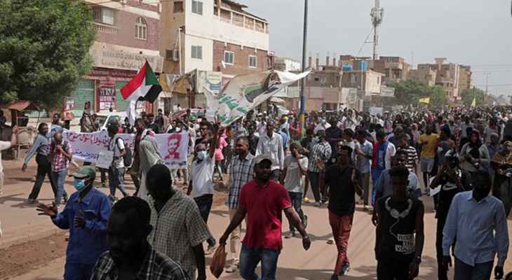 آلاف السودانيين تظاهروا في الخرطوم للمطالبة برحيل العسكريين الذين يحكمون البلاد