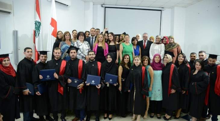 كلية الصليب الاحمر اللبناني خرجت 83 ممرضا وممرضة