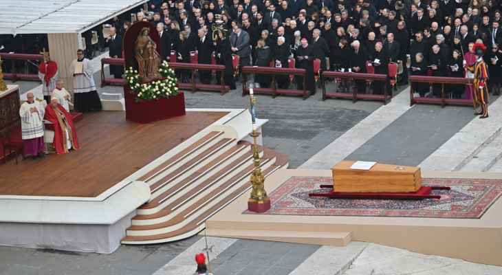 البابا فرنسيس يترأس مراسم جنازة سلفه البابا بنديكتوس السادس عشر في الفاتيكان