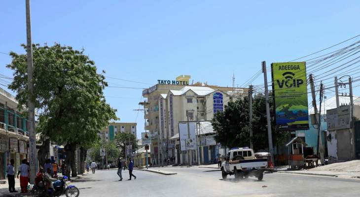رويترز: 20 قتيلا على الأقل و30 مصابا بانفجار سيارة مفخخة بالعاصمة الصومالية مقديشو