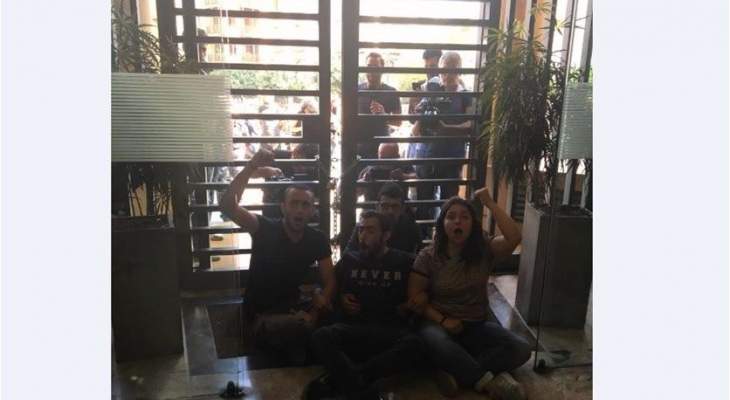 إخلاء سبيل 3 من المحتجين الذين اقتحموا مبنى &quot;جمعية المصارف&quot; في الجميزة