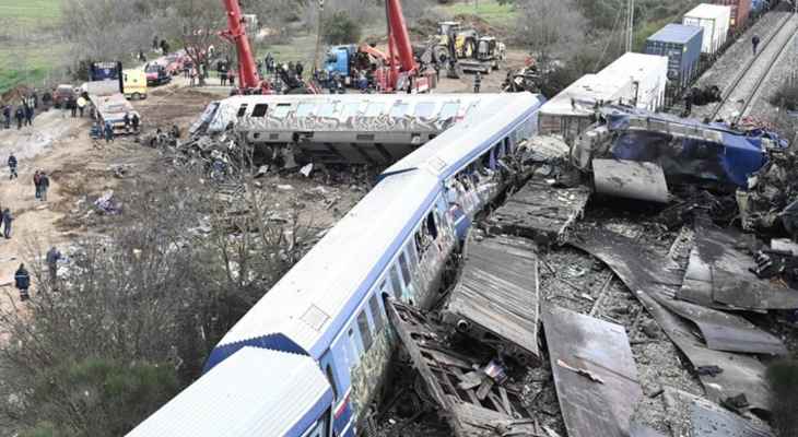 رئيس وزراء اليونان يرجّح أن يكون "خطأ بشري مأسوي" السبب في تصادم بين قطارين أوقع عشرات القتلى