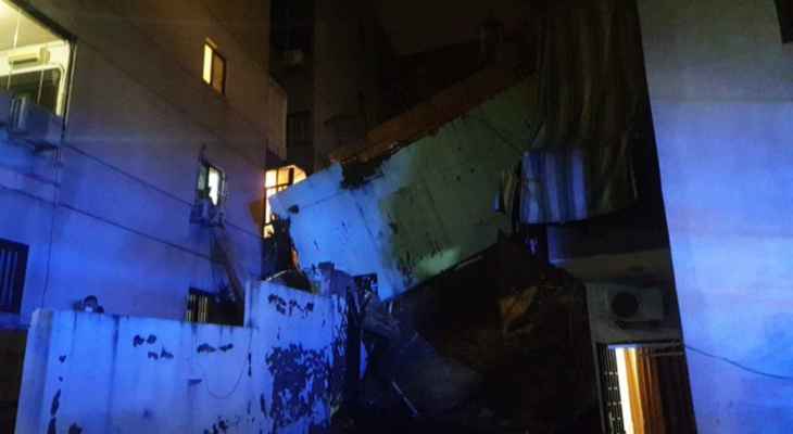 سقوط حائط دعم بين مبنيين في أنطلياس و3 أشخاص علقوا داخل غرفة